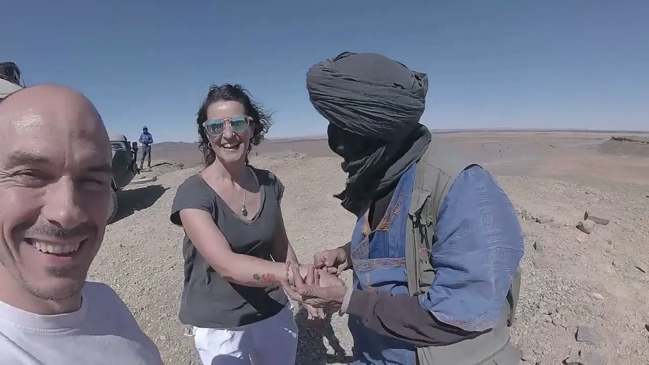 En el desierto de Marruecos, con un vecino amazigh